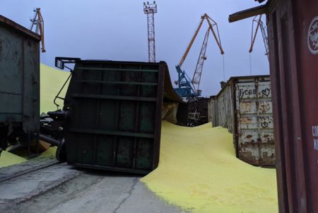 В Черноморском порту сера засыпала железнодорожный состав (фото, видео)