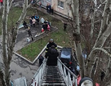 Поссорился в девушкой: на Фонтанской дороге пьяный мужчина хотел выпрыгнуть из окна 5-го этажа (фото)