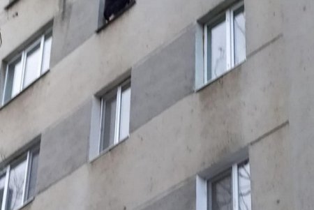 Поссорился в девушкой: на Фонтанской дороге пьяный мужчина хотел выпрыгнуть из окна 5-го этажа (фото)