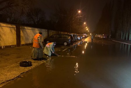 Коммунальщики оперативно ликвидируют подтопления на дорогах: горэлектротранспорт работает без сбоев (фото)