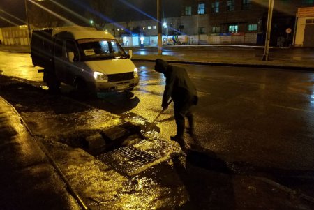 Коммунальщики оперативно ликвидируют подтопления на дорогах: горэлектротранспорт работает без сбоев (фото)