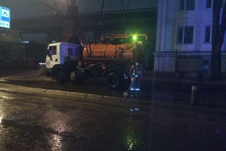 Коммунальщики оперативно ликвидируют подтопления на дорогах: горэлектротранспорт работает без сбоев (фото)