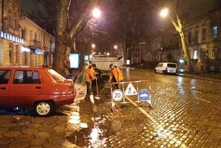 Коммунальщики оперативно ликвидируют подтопления на дорогах: горэлектротранспорт работает без сбоев (фото)