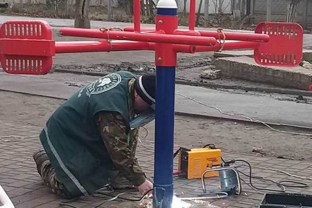 Коммунальщики восстановили сломанные вандалами скамейки в сквере на Пересыпи (фото) 