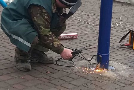 Коммунальщики восстановили сломанные вандалами скамейки в сквере на Пересыпи (фото) 