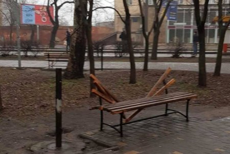 Коммунальщики восстановили сломанные вандалами скамейки в сквере на Пересыпи (фото) 