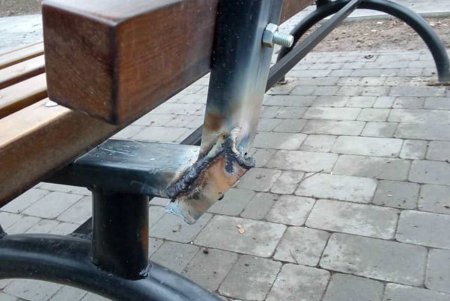 Коммунальщики восстановили сломанные вандалами скамейки в сквере на Пересыпи (фото) 