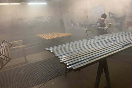 Коммунальщики восстановили сломанные вандалами скамейки в сквере на Пересыпи (фото) 
