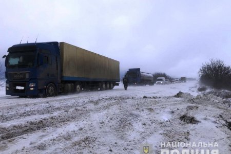 Полицейские оказывают помощь водителям на заснеженных дорогах региона (фото, видео)