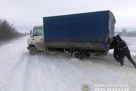 Полицейские оказывают помощь водителям на заснеженных дорогах региона (фото, видео)