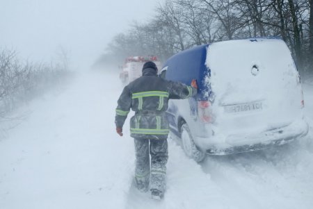 Спасатели вытащили из сугробов автобусы, грузовики и легковушки в шести районах региона (фото)