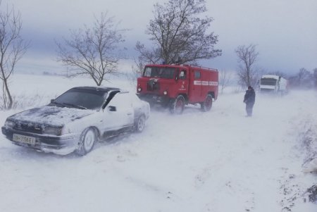 Спасатели вытащили из сугробов автобусы, грузовики и легковушки в шести районах региона (фото)