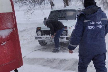 Спасатели вытащили из сугробов автобусы, грузовики и легковушки в шести районах региона (фото)