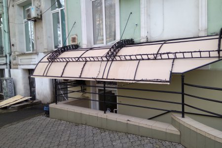 Городские улицы освободили от сотни незаконных рекламных вывесок (фото)
