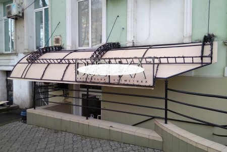 Городские улицы освободили от сотни незаконных рекламных вывесок (фото)