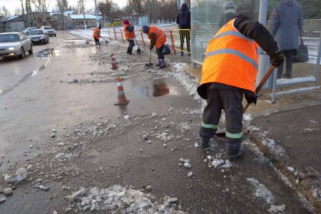 Коммунальщики работают в три смены, обеспечивая на улицах города комфорт и безопасность (фото)