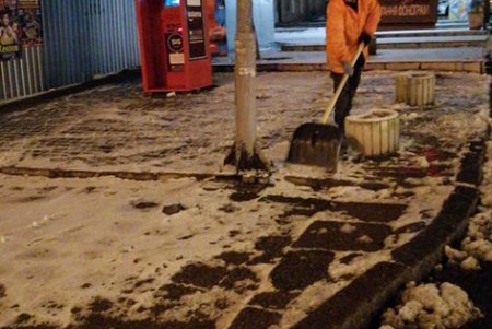 Коммунальщики работают в три смены, обеспечивая на улицах города комфорт и безопасность (фото)
