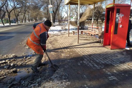 Коммунальщики работают в три смены, обеспечивая на улицах города комфорт и безопасность (фото)