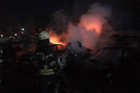Пожар уничтожил 20 автомобилей на штрафплощадке в Одессе (фото)