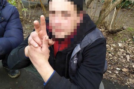 В Киевском районе трое мужчин украли велосипед и попытались сбежать с ним на троллейбусе (фото) 