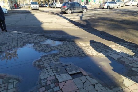 На Гимназической делают тротуар с пандусами и тактильной плиткой (фото) 