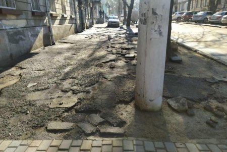 На Гимназической делают тротуар с пандусами и тактильной плиткой (фото) 