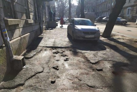 На Гимназической делают тротуар с пандусами и тактильной плиткой (фото) 