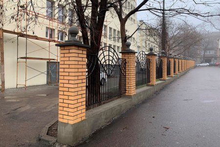 В школе № 122 Приморского района в рамках капитального ремонта приводят в порядок фасады и утепляют корпуса (фото)