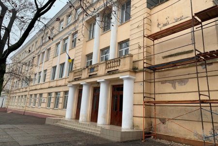 В школе № 122 Приморского района в рамках капитального ремонта приводят в порядок фасады и утепляют корпуса (фото)