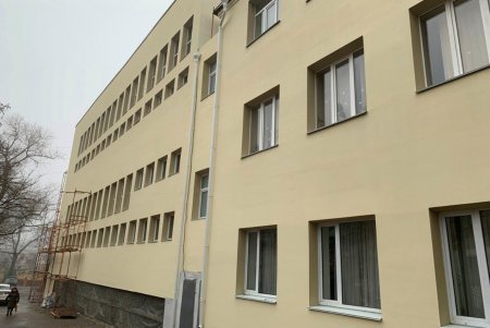 В школе № 122 Приморского района в рамках капитального ремонта приводят в порядок фасады и утепляют корпуса (фото)