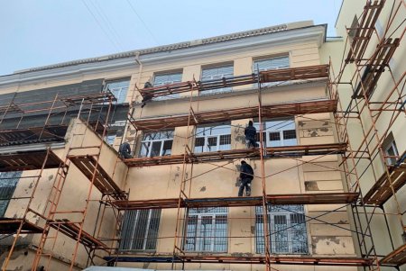 В школе № 122 Приморского района в рамках капитального ремонта приводят в порядок фасады и утепляют корпуса (фото)