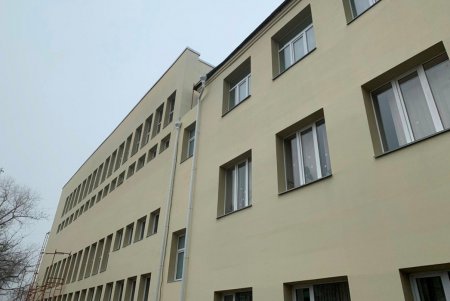 В школе № 122 Приморского района в рамках капитального ремонта приводят в порядок фасады и утепляют корпуса (фото)