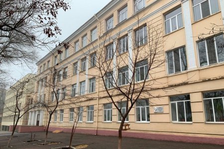 В школе № 122 Приморского района в рамках капитального ремонта приводят в порядок фасады и утепляют корпуса (фото)