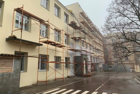 В школе № 122 Приморского района в рамках капитального ремонта приводят в порядок фасады и утепляют корпуса (фото)