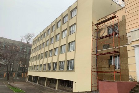 В школе № 122 Приморского района в рамках капитального ремонта приводят в порядок фасады и утепляют корпуса (фото)