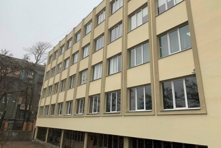 В школе № 122 Приморского района в рамках капитального ремонта приводят в порядок фасады и утепляют корпуса (фото)