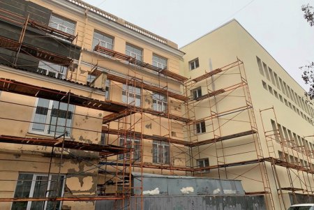 В школе № 122 Приморского района в рамках капитального ремонта приводят в порядок фасады и утепляют корпуса (фото)