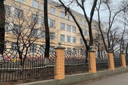 В школе № 122 Приморского района в рамках капитального ремонта приводят в порядок фасады и утепляют корпуса (фото)