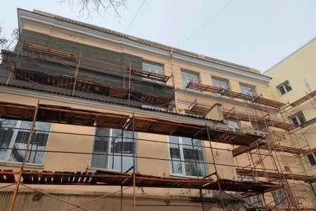 В школе № 122 Приморского района в рамках капитального ремонта приводят в порядок фасады и утепляют корпуса (фото)