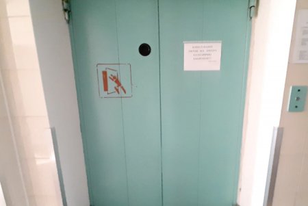 В больницах и поликлиниках города ремонтируют лифты (фото)