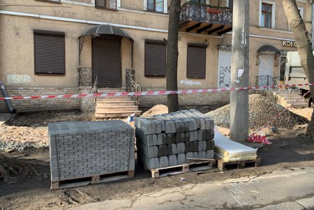 По четной стороне Нежинской ремонтируют тротуары (фото)