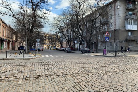 По четной стороне Нежинской ремонтируют тротуары (фото)