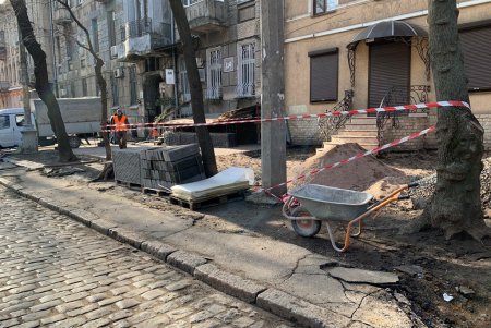 По четной стороне Нежинской ремонтируют тротуары (фото)