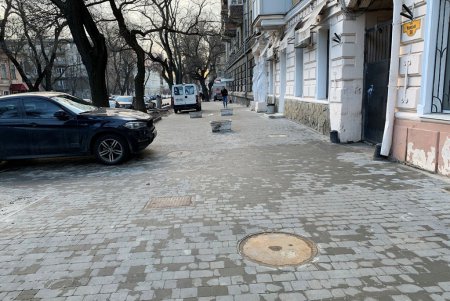 По четной стороне Нежинской ремонтируют тротуары (фото)