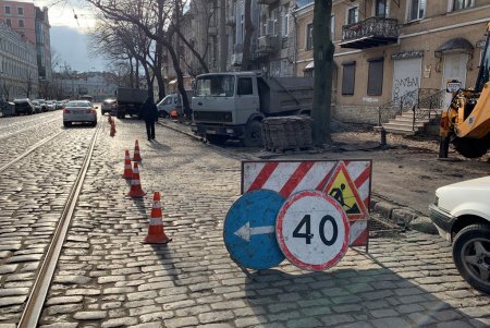 По четной стороне Нежинской ремонтируют тротуары (фото)
