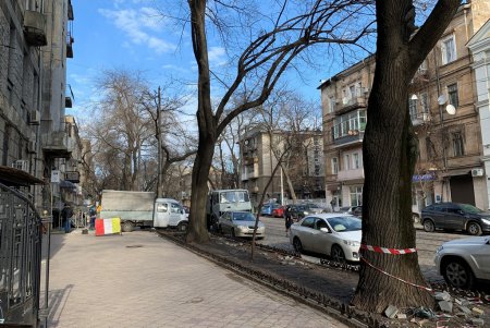 По четной стороне Нежинской ремонтируют тротуары (фото)