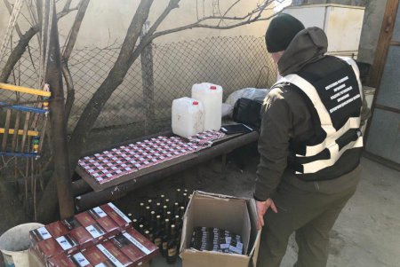 В частных домах Раздельнянского района нашли 15 тысяч пачек сигарет и более 250 литров нелегального алкоголя (фото, видео)