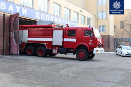 Патрульные, скорая помощь и спасатели проверяют реакцию водителей на авто со спецсигналами (фото)