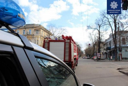 Патрульные, скорая помощь и спасатели проверяют реакцию водителей на авто со спецсигналами (фото)