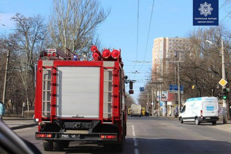 Патрульные, скорая помощь и спасатели проверяют реакцию водителей на авто со спецсигналами (фото)